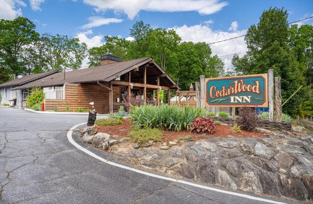 CedarWood Inn