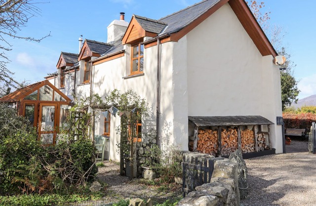 CEFN COCH, family friendly, character holiday cottage in Pwllheli