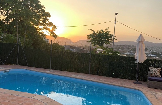 CEHEGIN-POOL-A/CON-WIFI-SLEEPS 10-GAMES ROOM-FREE PARKING-BBQ