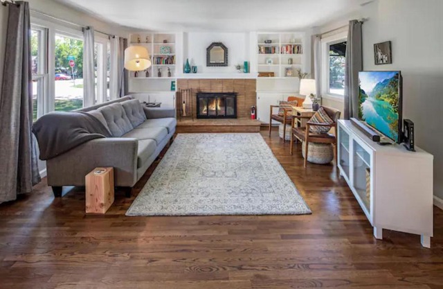 Celebration Chalet! Quant, cozy, a few blocks from BSU and close to downtown Boise, Fireplace, 4 beds, and seating for 6 Pets Welcome!