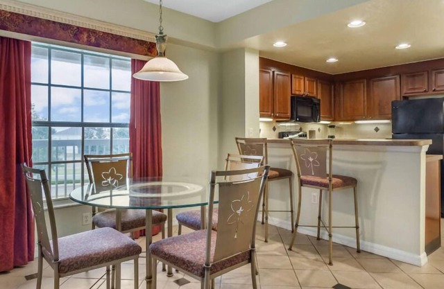 Celebration's Best-Kept Secret! Full Kitchen, Outdoor Pool, Free Shuttle!