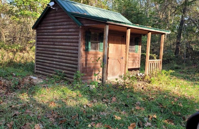 Celtic Glen Farm Stay - Mini Log Cabin