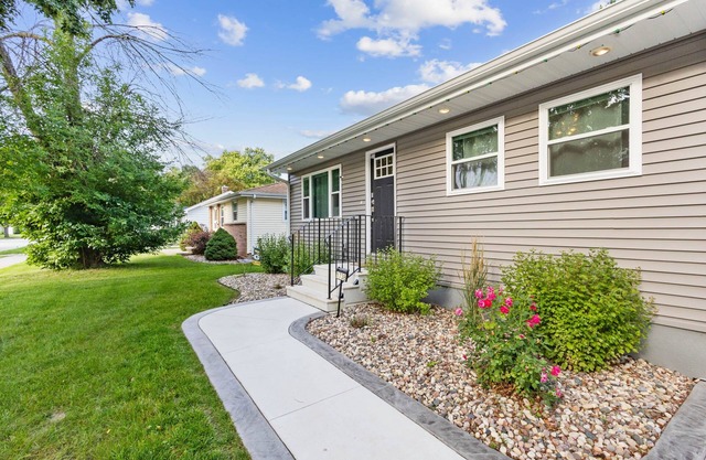 2BR-1BA Walk to Lambeau, Sleeps 7