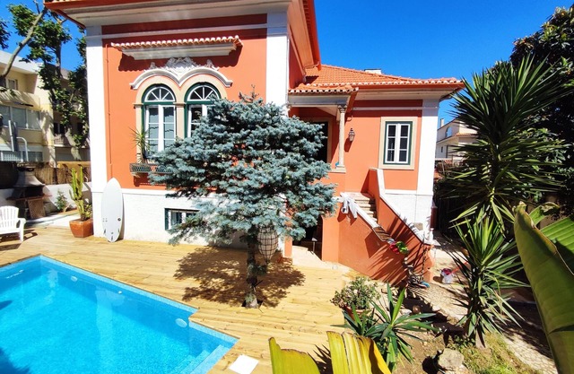 Centenary Chalet à Carcavelos avec 8 chambres et jardin. Profitez de la plage, de Lisbonne et de Cascais