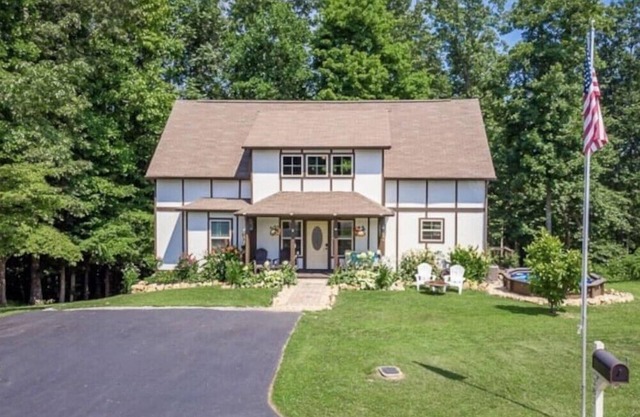Chateau St Michele @ Center Hill Lake - 4 Bedroom, pool, pool table & deck
