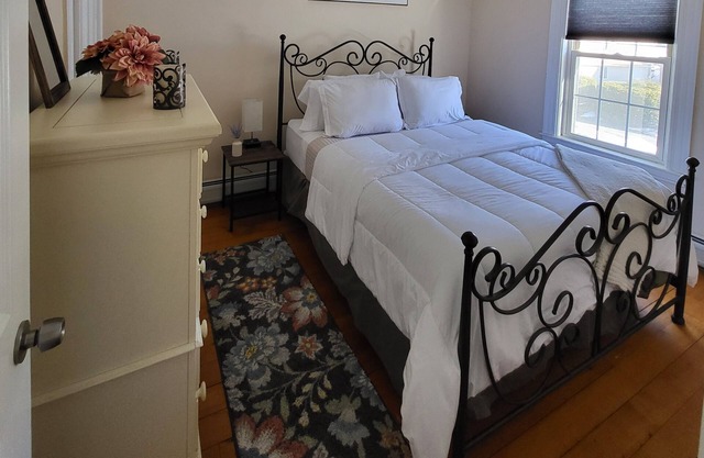 Center of Lenox, cozy 2-bedroom apartment REVIEWS https://abnb.me/kcBk7oCR6xb