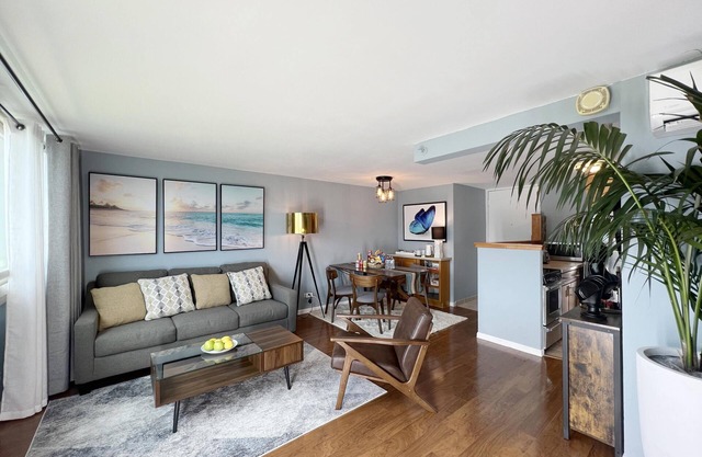 Center of Waikiki - 1 Bedroom 3 Queen Size Beds