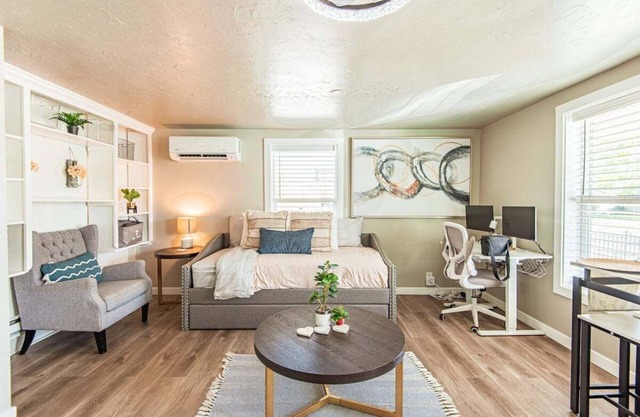 Central 1BR Near Airport: All-Season Getaway!