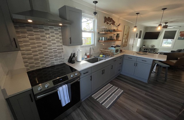 Central 1940’s Wrightsville Bungalow, Renovated and Close to Beach/Downtown!!!