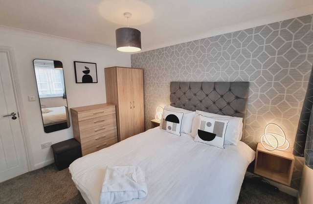 Central 2Bedroom/1Bathroom Flat w/ FREE WiFi and Parking