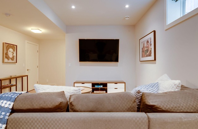 Central 3 bdrm Home in Trendy Marda Loop