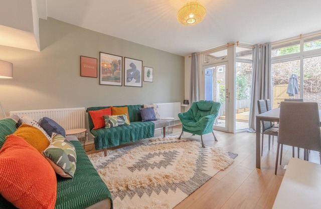 Central 3BD House With Garden - 4min walk to Tube!