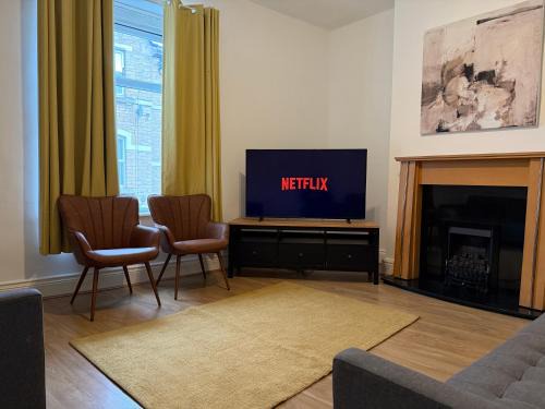 Central 3BR Home - Huddersfield Serviced Accomodation - Walk to Station & Town - Business Travellers - Families - Students