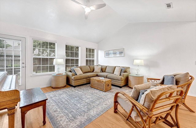 Remodeled Bright and Airy Whole Home Close to Rogers Attractions