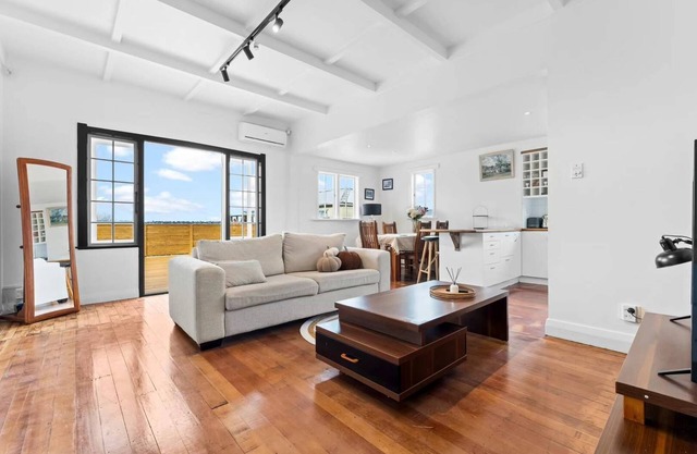 Central 4BR Family Home w/ Parking | Sleeps 7 | Near Auckland CBD