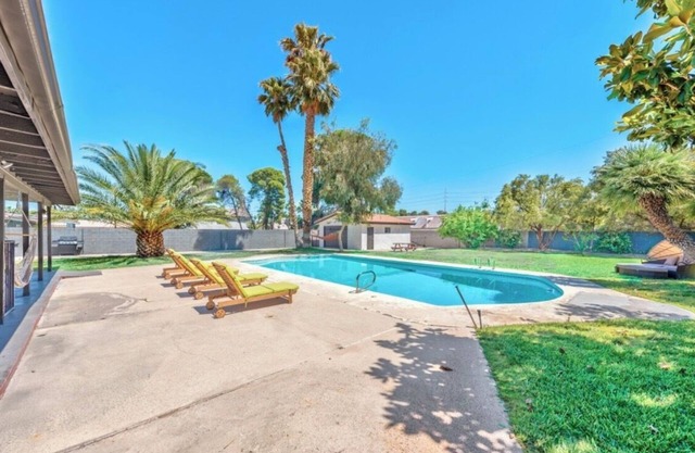 Central 5-bedroom 3-bathroom 2-maters BIG POOL & HUGE YARD!!