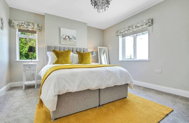 Central 6-bedroom house close to Beach and amenities