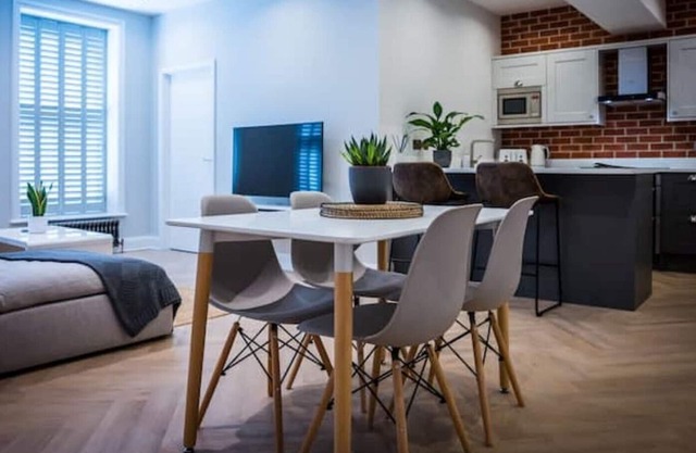 Central Abergavenny 2-bed renovated apartment