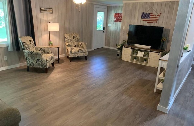 2 miles to Lake St Helen and Orv trails. Very clean, cozy and Spacious House..