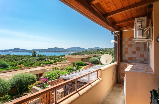 Appartement central "Bilocale Asfodeli 2" près de la plage avec balcon et vue sur la mer.