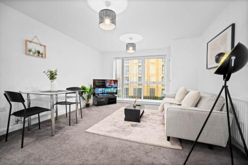 Central Apartment - Gated Access - Secure Parking 16SL