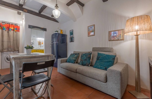 Central Apartment with Exclusive Court!