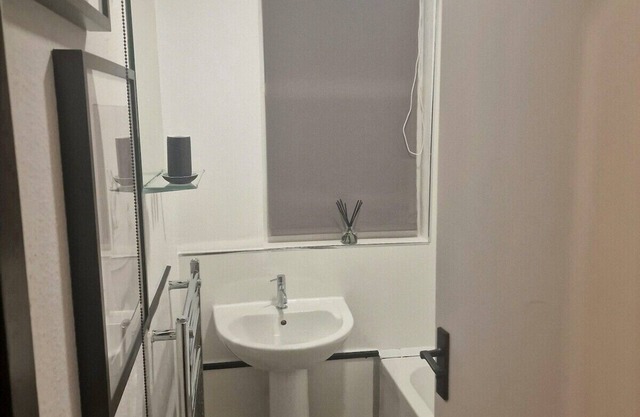 Central Apt Sleeps 6 | Parking | Smart TV | Garden