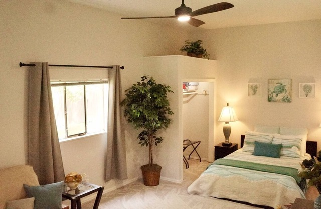 Central Boulder Charming 2bdrm Suite! Nice Spacious Private & Large Backyard!