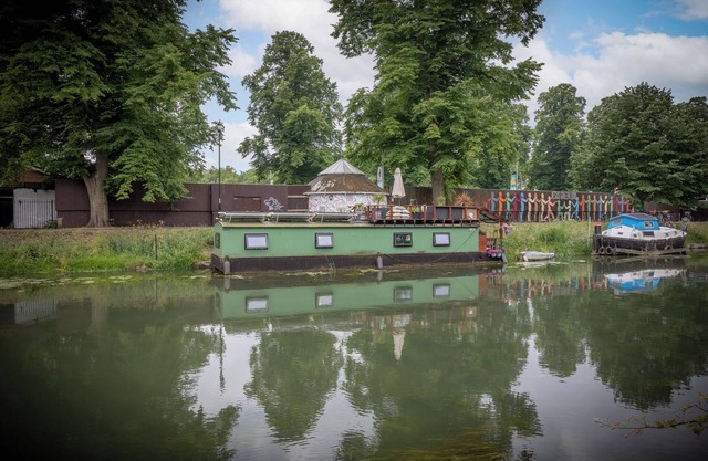 Central Cambridge Modern Solar Houseboat