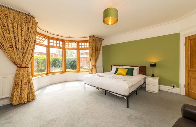 Central Caversham/Traditional English House | Pass the Keys