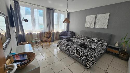 Central Charm - Bedroom & Kitchen Apartment near the Main Station Hauptbahnhof