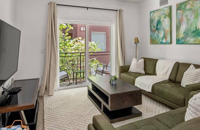 Central City Luxury-2BR/2BA Pool/Htub/Gym/Parking