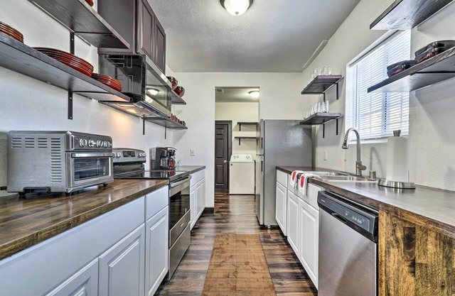 Central El Paso Getaway w/Patio + Games!