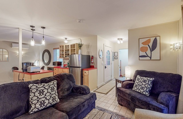 Central guest house with patio & washer/dryer - walk to ocean, shops & dining
