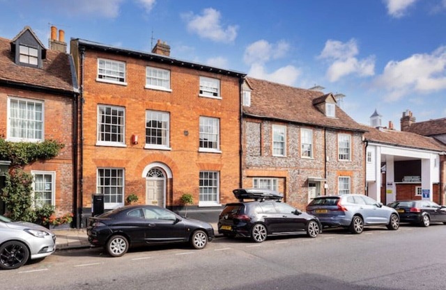 Central Henley House With Parking