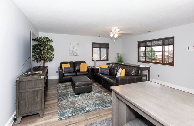 Central Huron Modern Apartment !