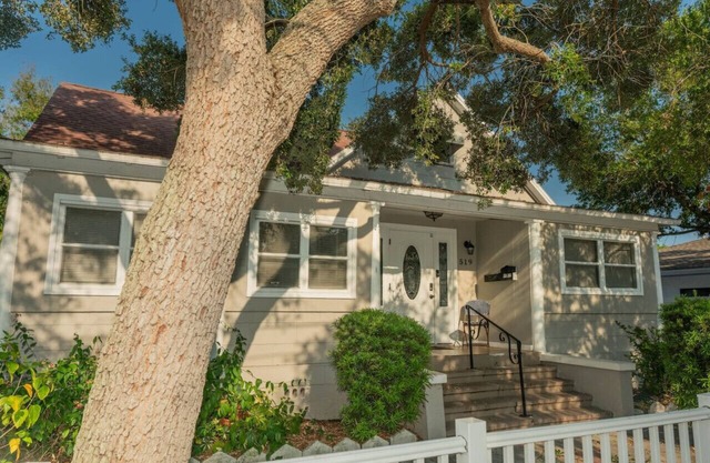 Central in DWTN St Pete 5 BR with Parking!