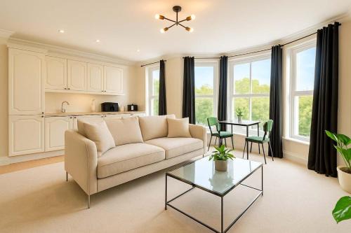 Central King Apartment with view of River