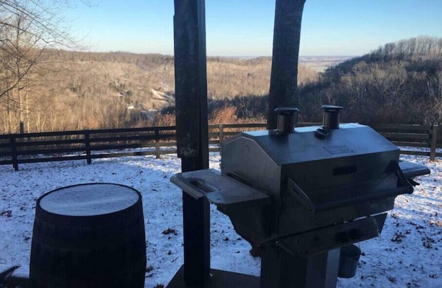 Central Ky cabin with a beautiful view. Near Bourbon Trail & local festivals