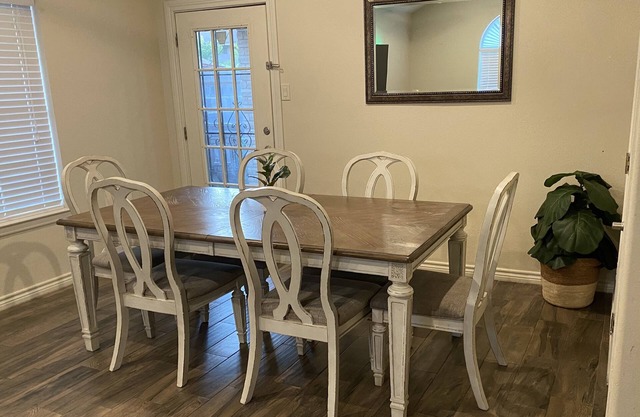 Central Laredo / Entire HOME/ King Bed