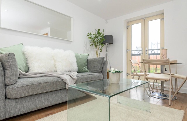 Central Leeds Duplex with Fantastic Canal Views