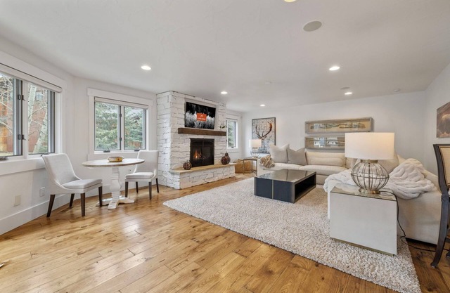 Central Location, Huge Backyard, Hot Tub, Game Room, Fire Pit, Perfect for Families, Groups!