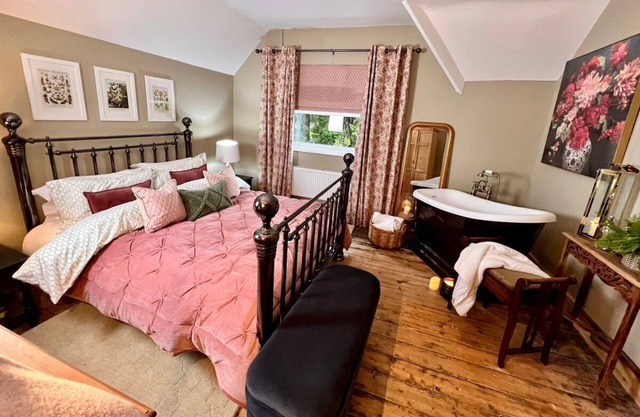Central Location | Roll Top Bath | Free Parking