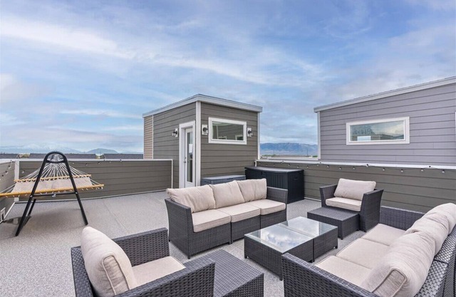 Central Location, Rooftop & Balcony!