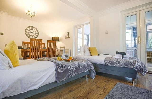 Petworth House - Near Central MK - with Garden, Parking and Smart TV