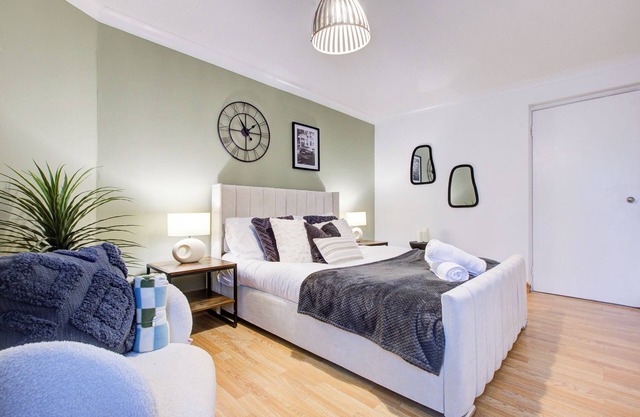 Central, modern 2 bedroom apartment in Gillingham by train station