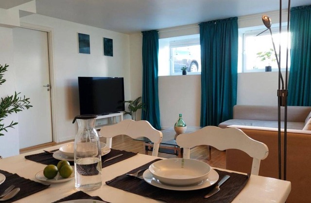 Central modern 2br apartment