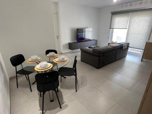 Central, Modern & New Apt