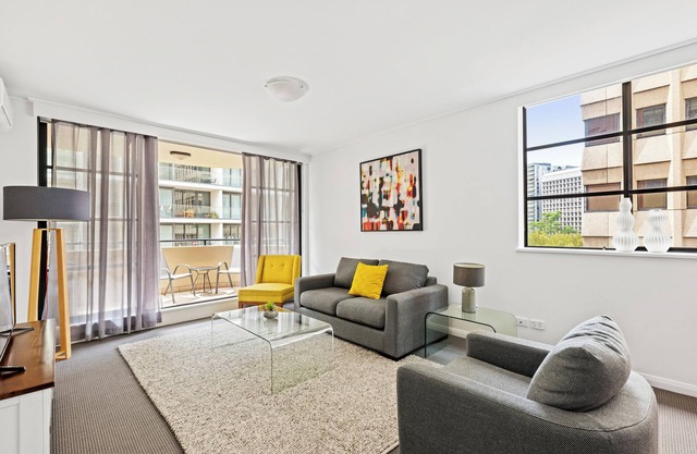 Central modern North Sydney 2 bed apartment with gym and pool