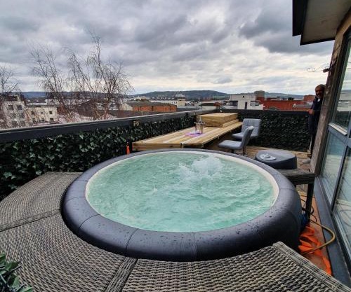 Central Penthouse with Hot Tub & Views 24 Cheltenham